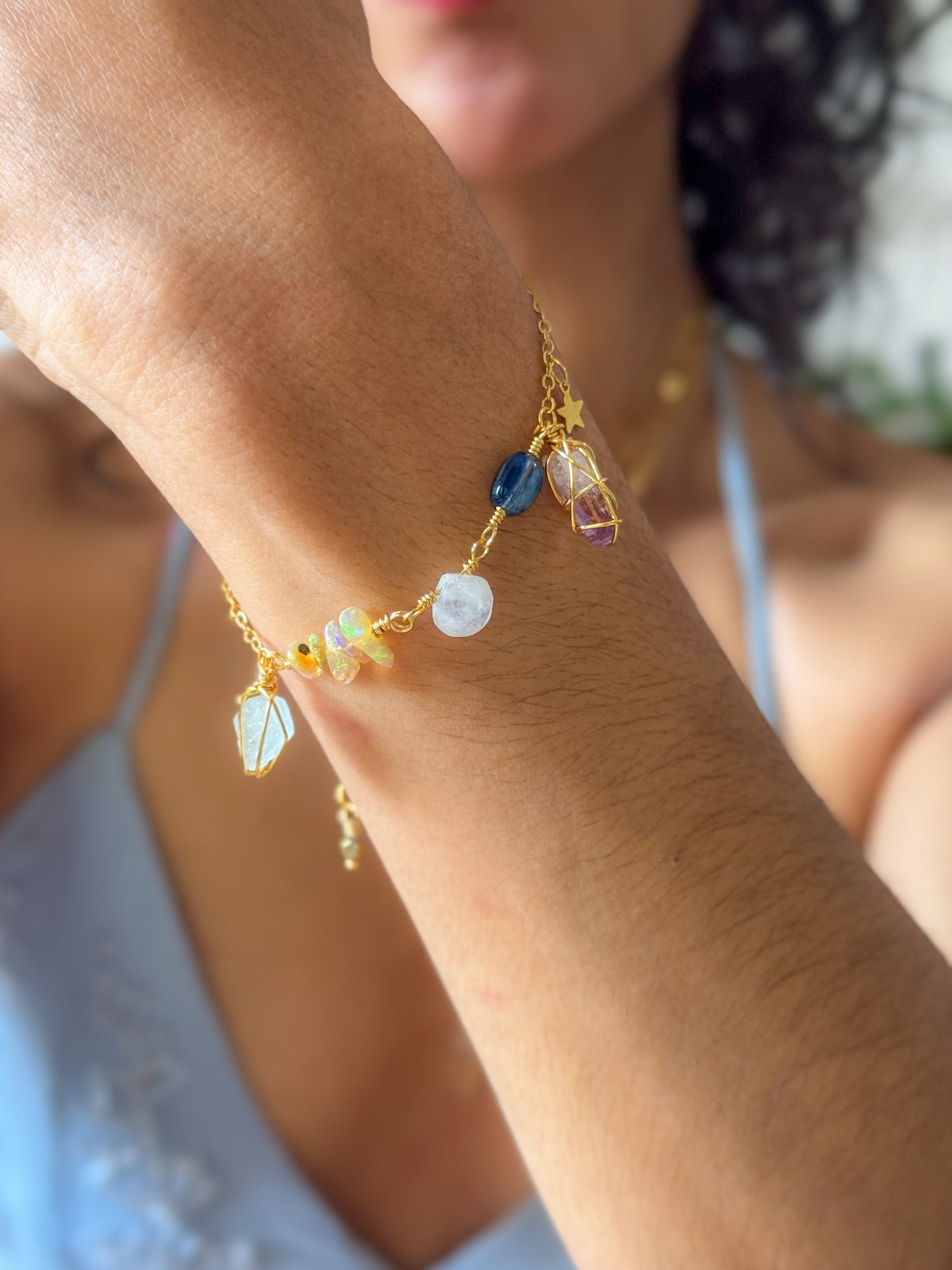 Alana. Pulsera con amatista, cianita, piedra luna, ópalos y aguamarina