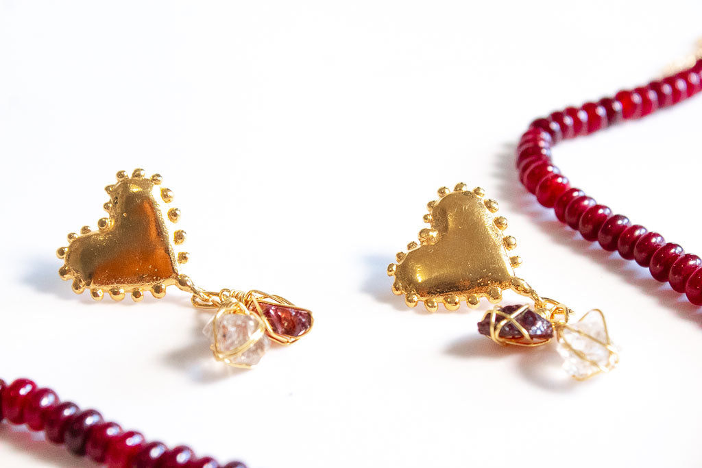 Corazón. Aretes con granate rústico y herkimer