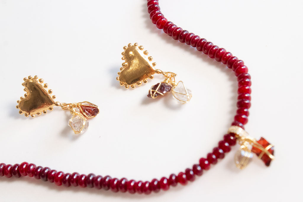 Corazón. Aretes con granate rústico y herkimer