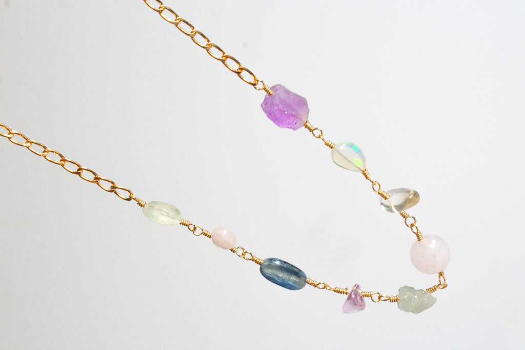 Armonía. Collar con prenhita, cuarzo rosa, cianita, amatista, aguamarina, citrino y ópalo
