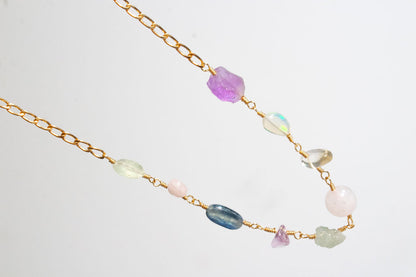 Armonía. Collar con prenhita, cuarzo rosa, cianita, amatista, aguamarina, citrino y ópalo