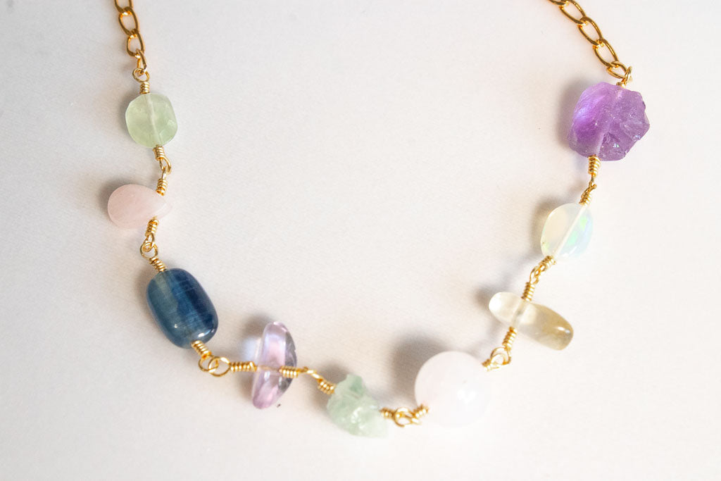 Armonía. Collar con prenhita, cuarzo rosa, cianita, amatista, aguamarina, citrino y ópalo