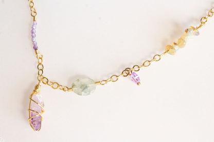 Brisa. Collar con zirconias, amatista, prenhita y ópalo