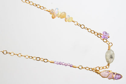 Brisa. Collar con zirconias, amatista, prenhita y ópalo