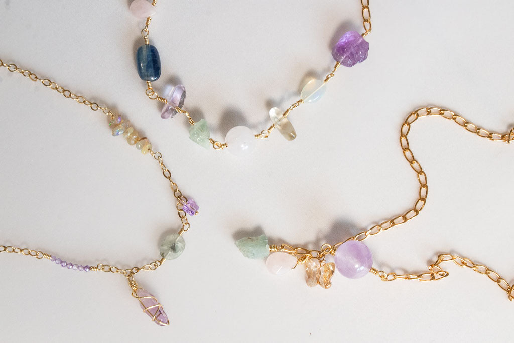 Brisa. Collar con zirconias, amatista, prenhita y ópalo