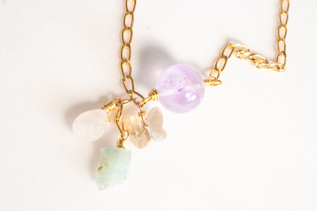 Lía. Collar con amatista, cuarzo rosa, aguamarina y mariposa swarovski