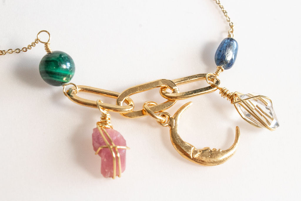 Runa. Collar de luna con cianita, malaquita, herkimer y turmalina rosa