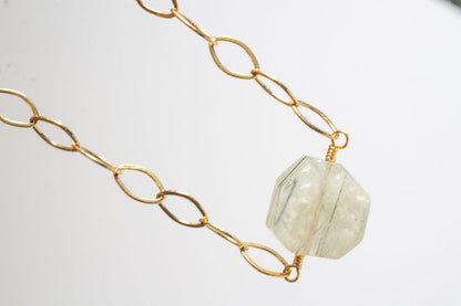 Elara. Collar con dije de prehnita