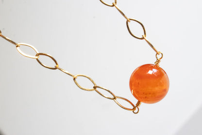Valia. Collar con dije de ágata cornalina