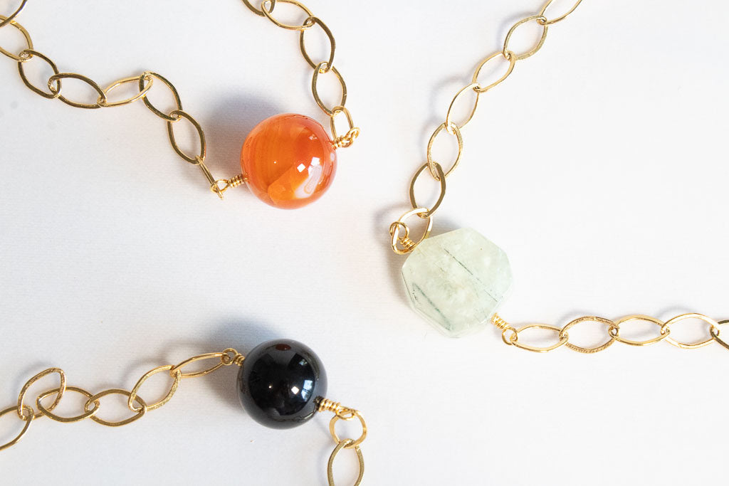 Valia. Collar con dije de ágata cornalina