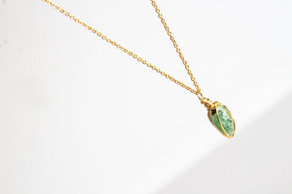 Esmeria. Collar minimalista con esmeralda rústica