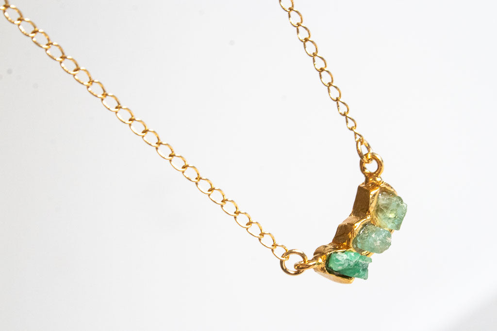 Renacer. Collar de esmeralda triple