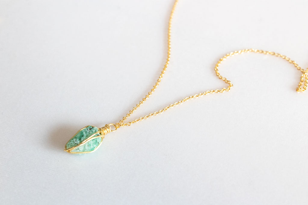 Esmeria. Collar minimalista con esmeralda rústica