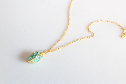 Esmeria. Collar minimalista con esmeralda rústica