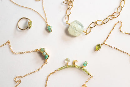 Esmeria. Collar minimalista con esmeralda rústica