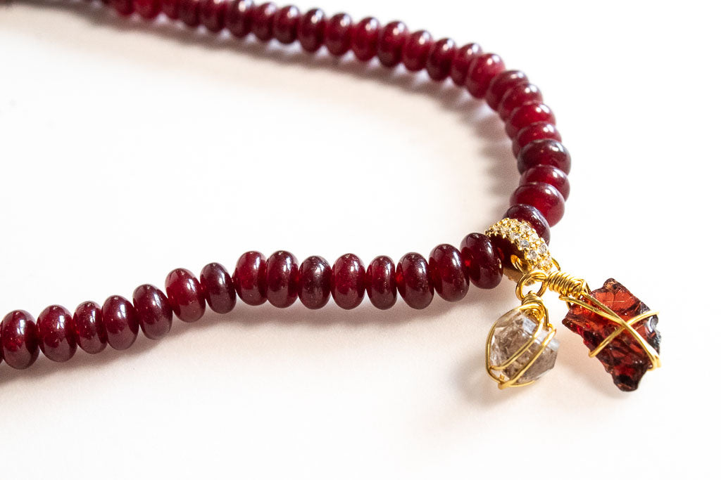 Corazón. Collar de granate con colgantes de granate rústico y herkimer
