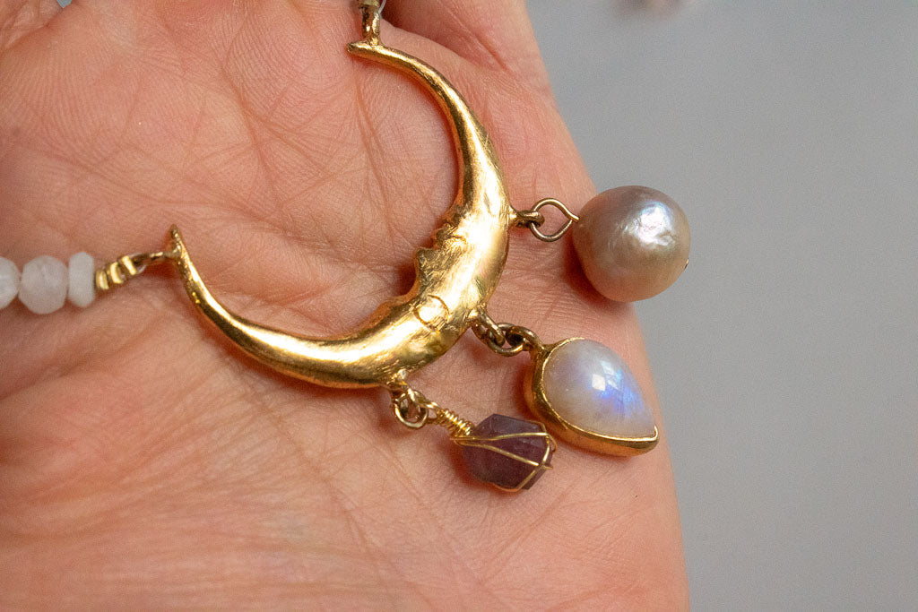 Lunaria. Collar de luna con piedra luna, espinela rosa y perla barroca