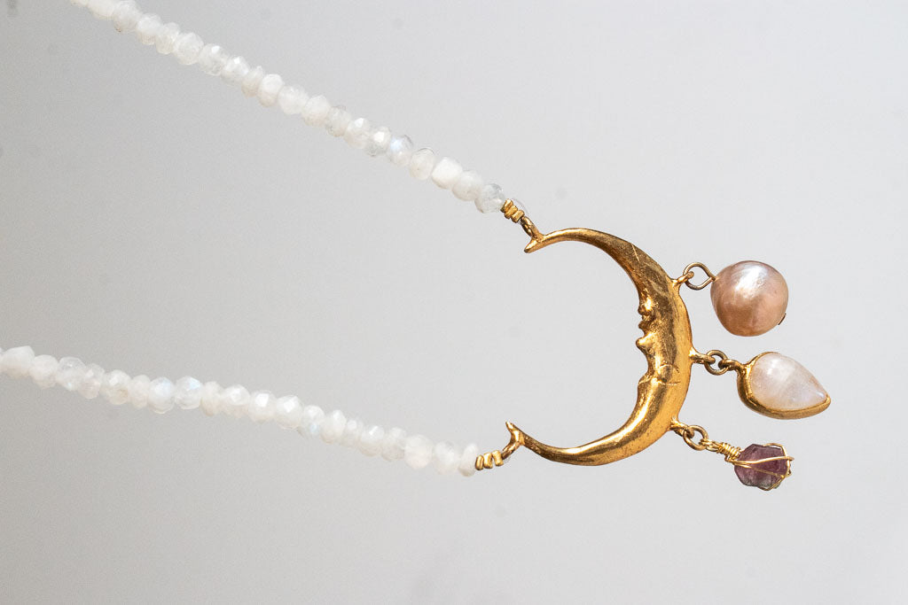 Lunaria. Collar de luna con piedra luna, espinela rosa y perla barroca