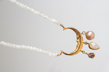 Lunaria. Collar de luna con piedra luna, espinela rosa y perla barroca