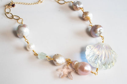 Marina. Collar con perla barroca, aguamarina y dijes de estrella de mar y concha