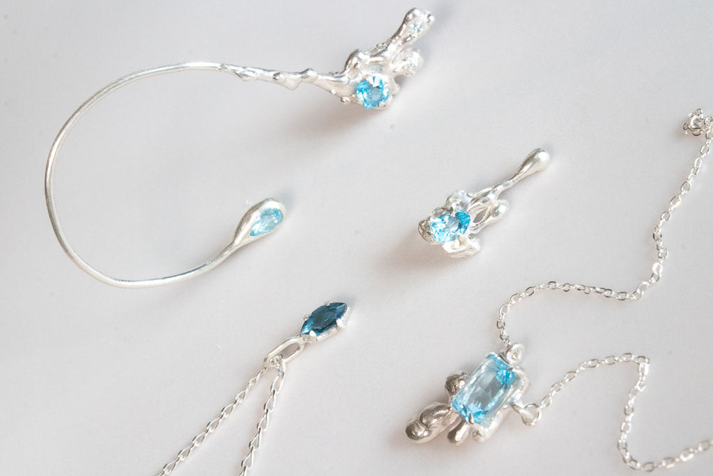 Ánima. Arete y ear climber con topacio azul