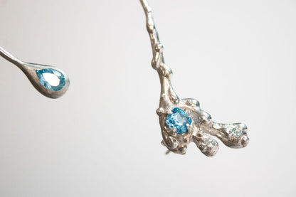 Ánima. Arete y ear climber con topacio azul