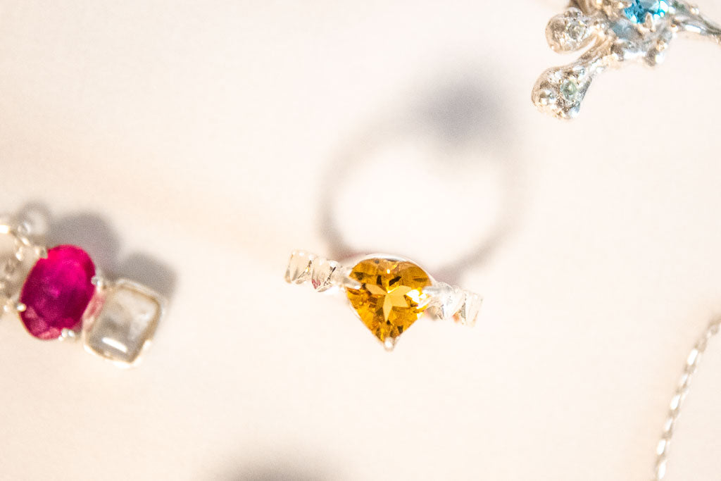 Ximena. Anillo con corazón de citrino