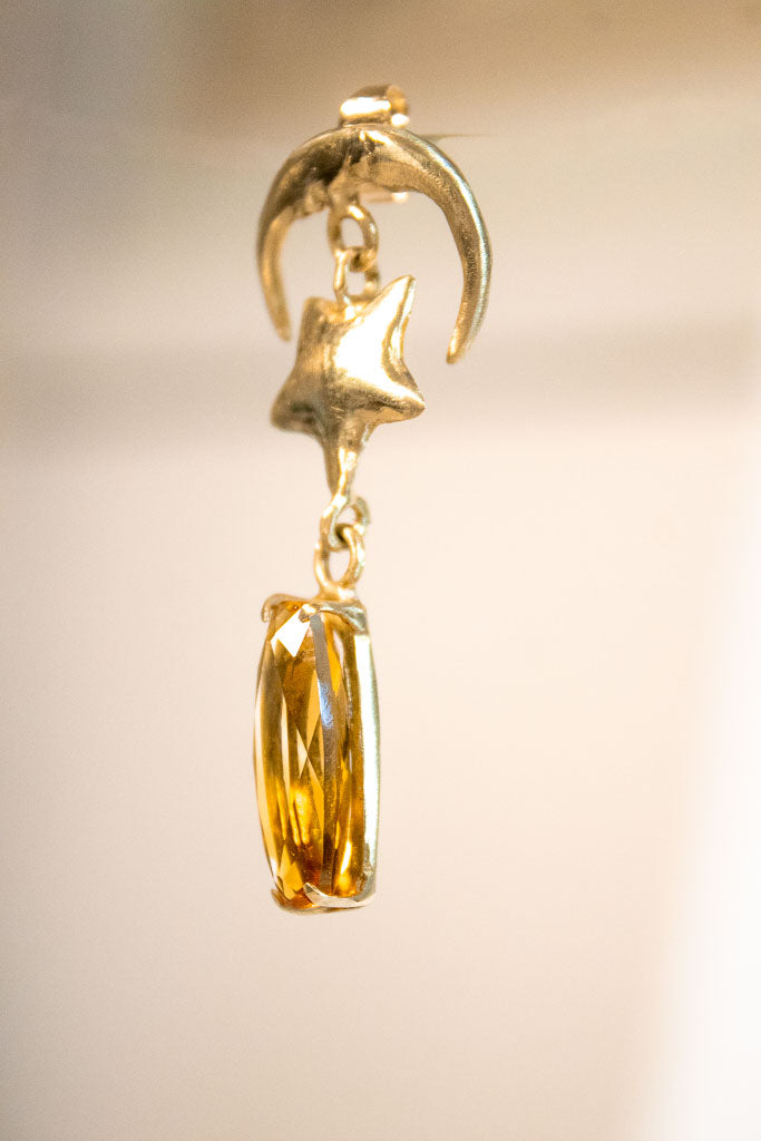 Iluminación. Aretes de luna y estrellas con citrino, ópalo y cornalina