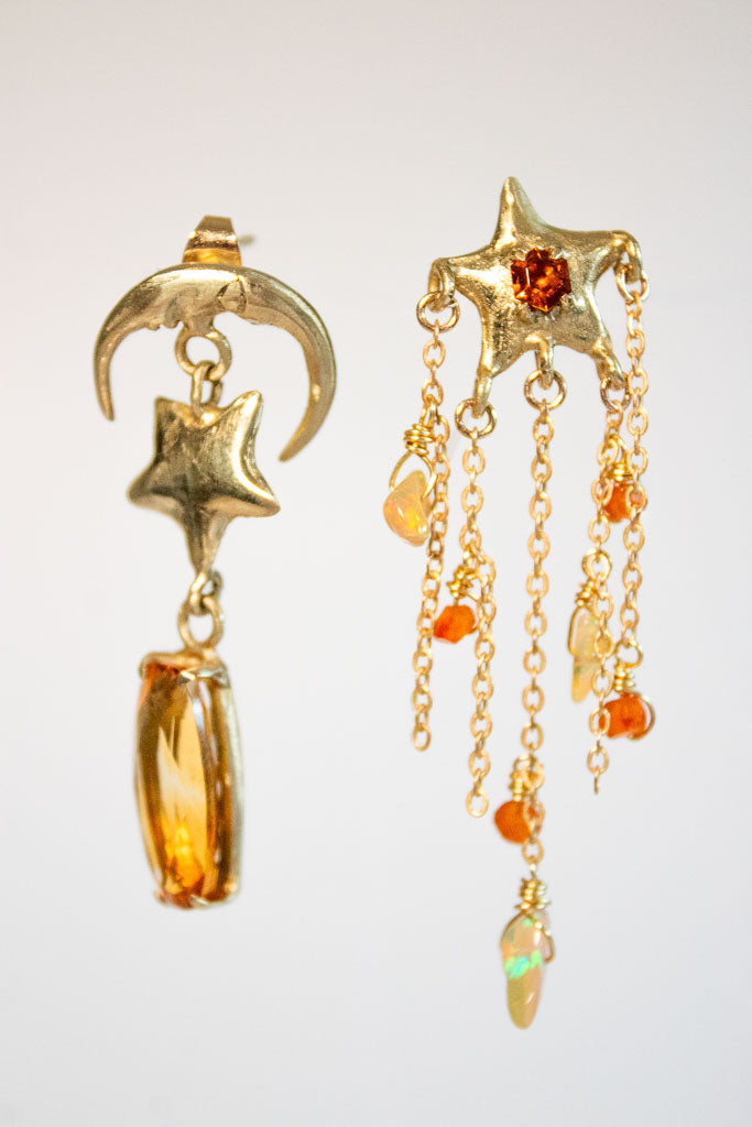 Iluminación. Aretes de luna y estrellas con citrino, ópalo y cornalina