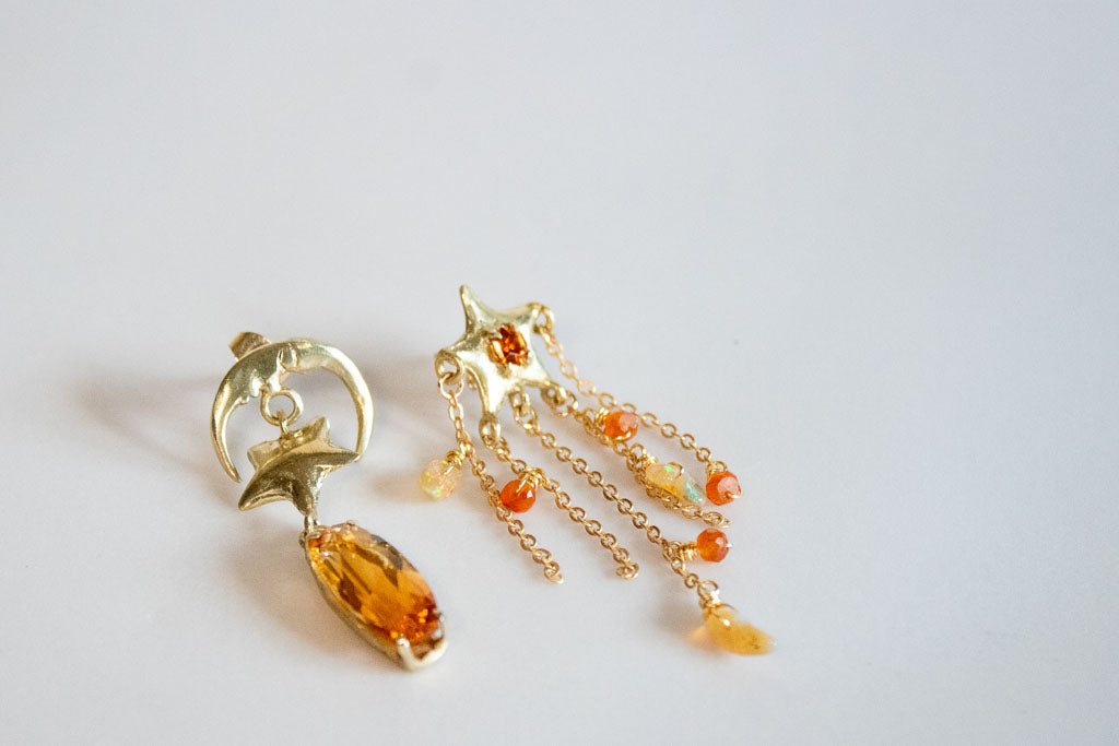 Iluminación. Aretes de luna y estrellas con citrino, ópalo y cornalina