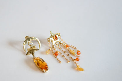 Iluminación. Aretes de luna y estrellas con citrino, ópalo y cornalina