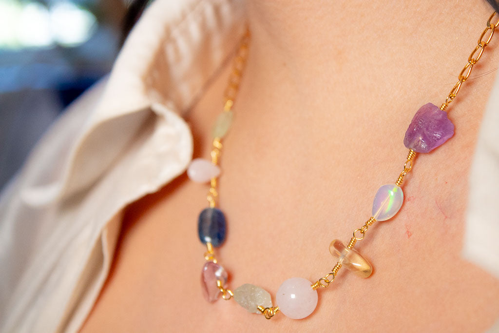Armonía. Collar con prenhita, cuarzo rosa, cianita, amatista, aguamarina, citrino y ópalo