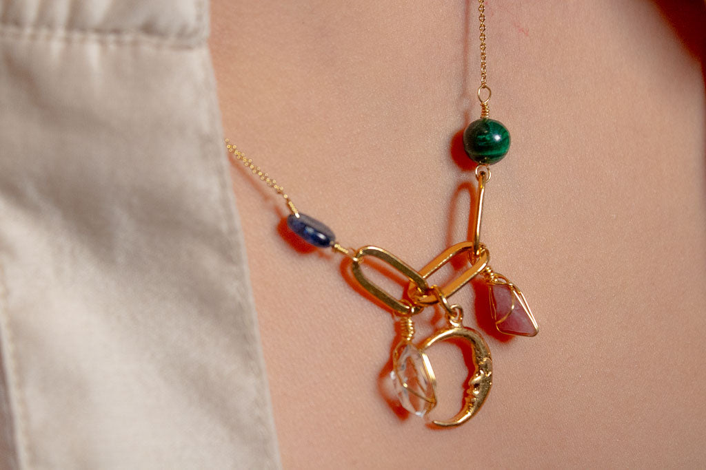 Runa. Collar de luna con cianita, malaquita, herkimer y turmalina rosa