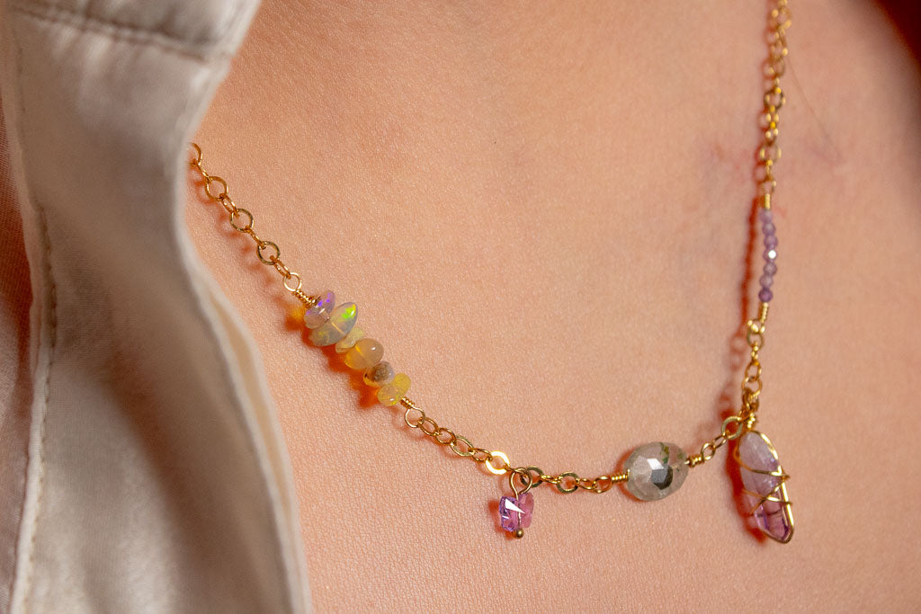 Brisa. Collar con zirconias, amatista, prenhita y ópalo
