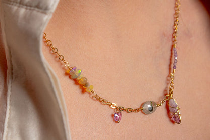 Brisa. Collar con zirconias, amatista, prenhita y ópalo