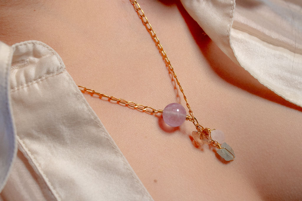 Lía. Collar con amatista, cuarzo rosa, aguamarina y mariposa swarovski