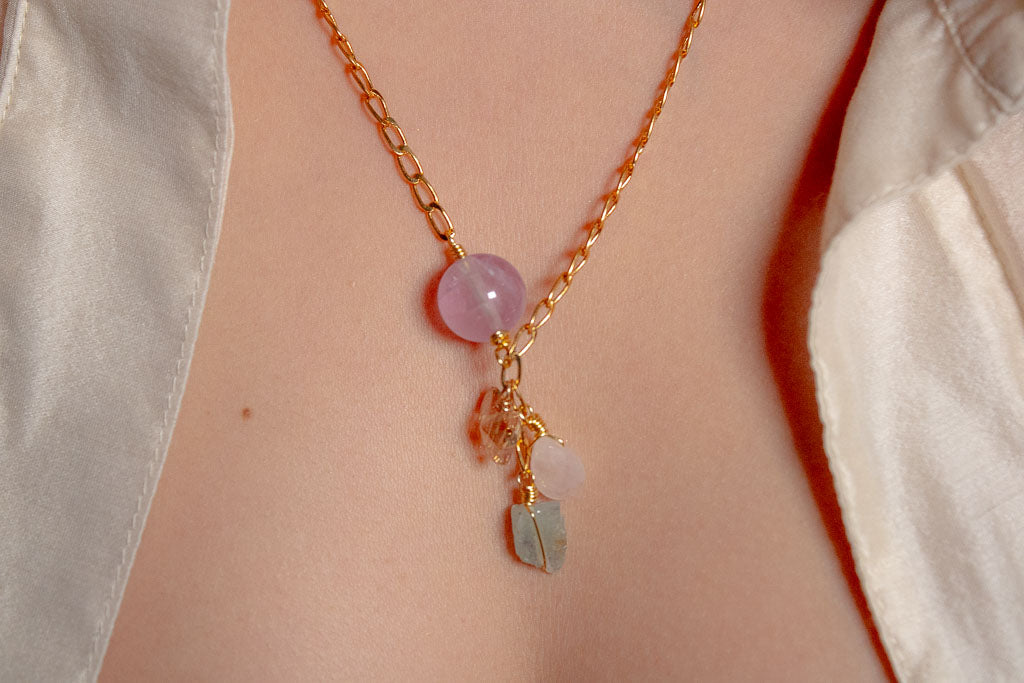 Lía. Collar con amatista, cuarzo rosa, aguamarina y mariposa swarovski