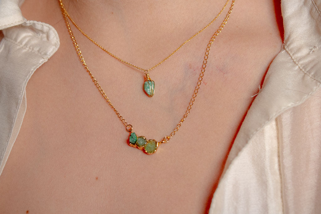 Esmeria. Collar minimalista con esmeralda rústica
