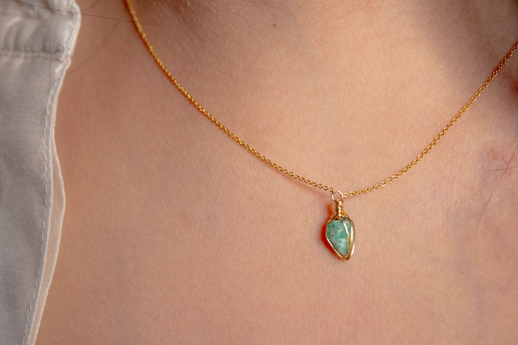 Esmeria. Collar minimalista con esmeralda rústica