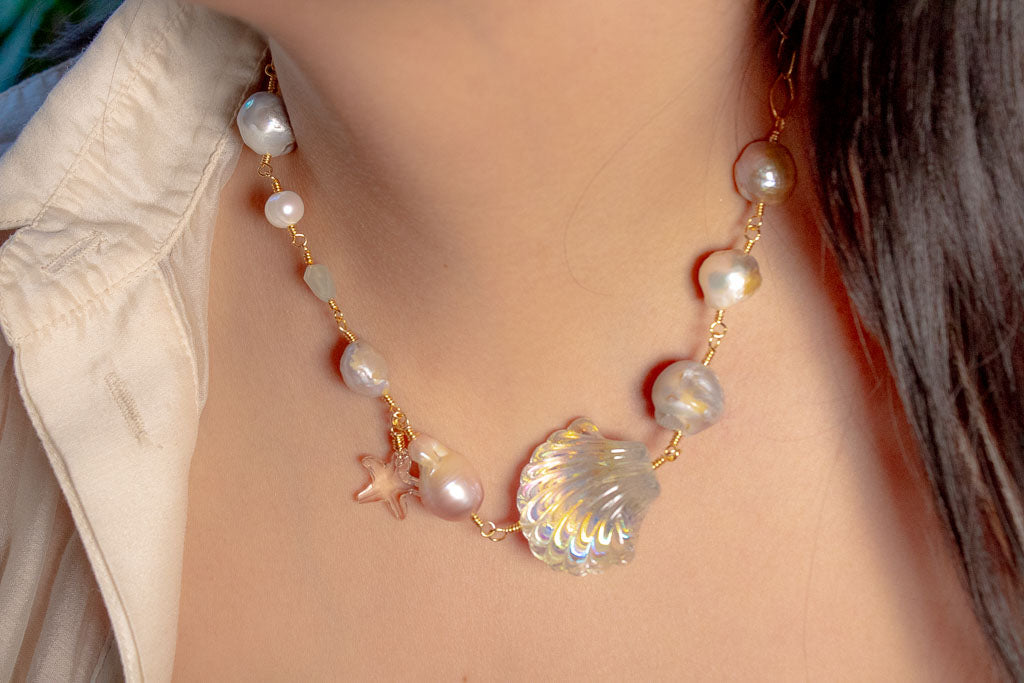Marina. Collar con perla barroca, aguamarina y dijes de estrella de mar y concha