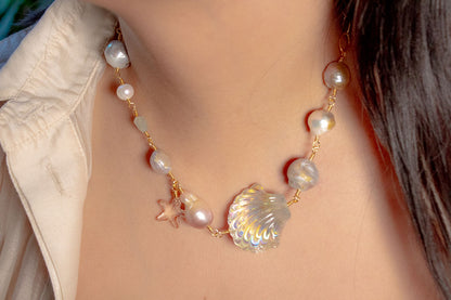 Marina. Collar con perla barroca, aguamarina y dijes de estrella de mar y concha