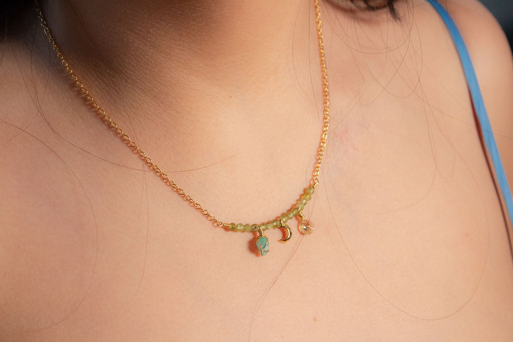 Alba. Collar con peridoto, esmeralda y luna
