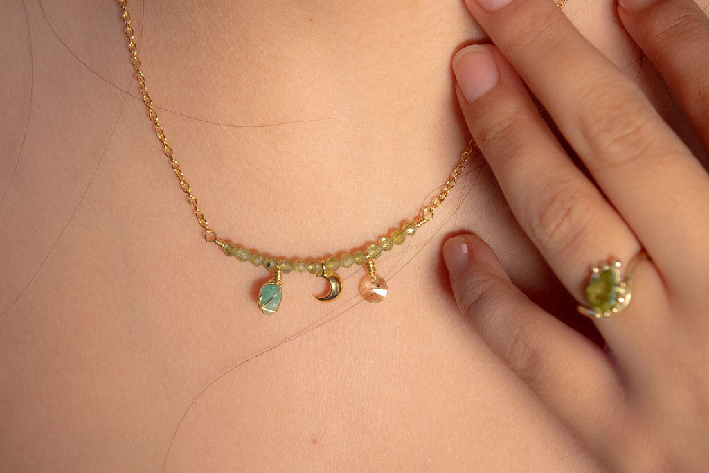Alba. Collar con peridoto, esmeralda y luna