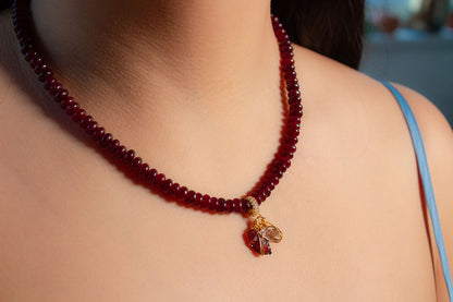 Corazón. Collar de granate con colgantes de granate rústico y herkimer