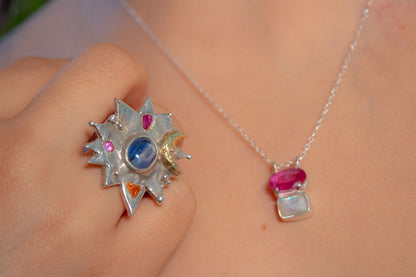 Estelar. Anillo de estrella con luna, cianita, rubí y citrino