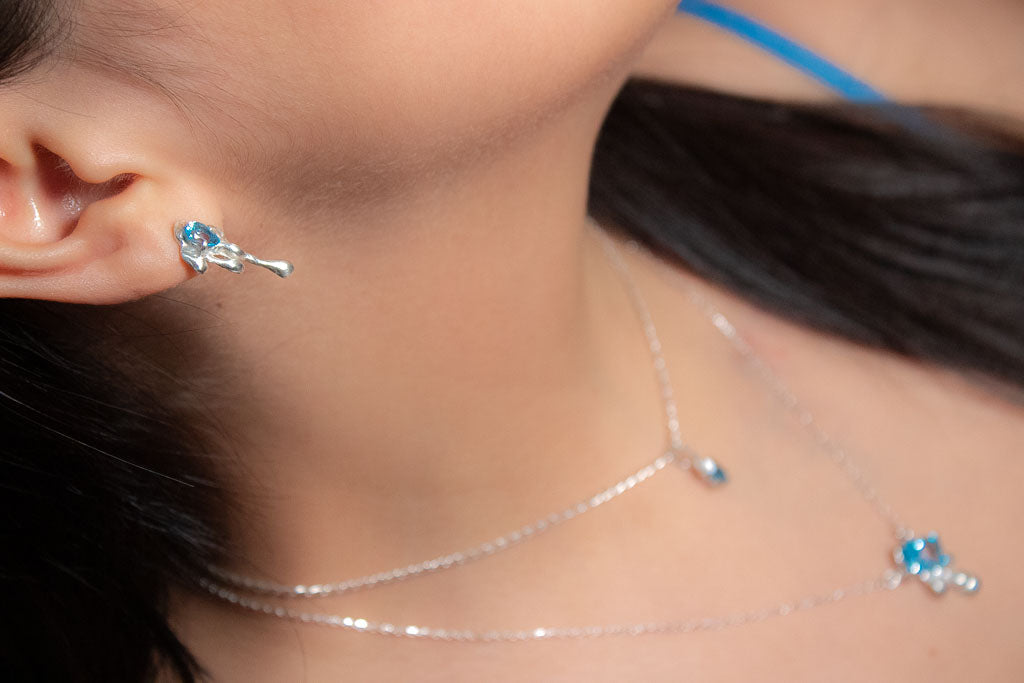 Ánima. Arete y ear climber con topacio azul