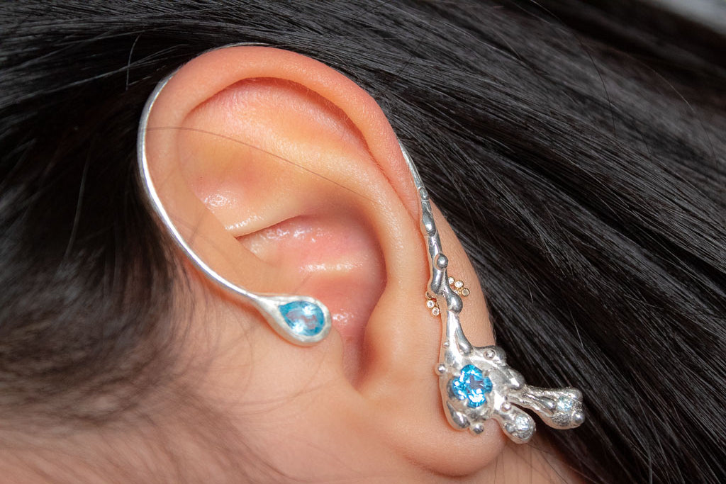 Ánima. Arete y ear climber con topacio azul