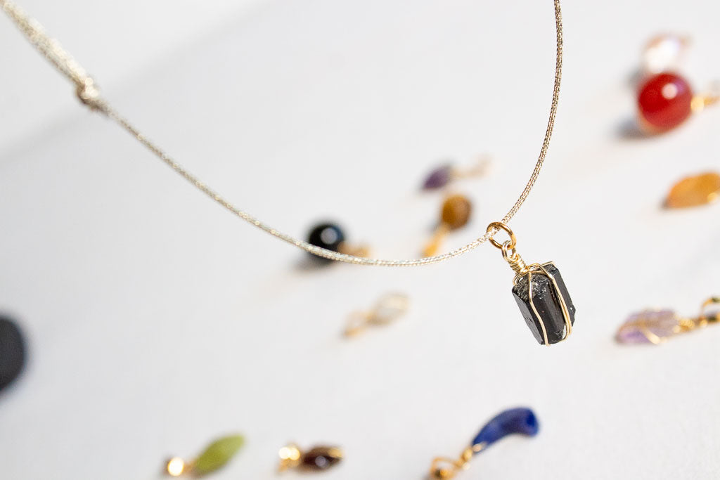 Aura. Collar de cordón con dije a elegir