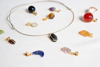 Aura. Collar de cordón con dije a elegir