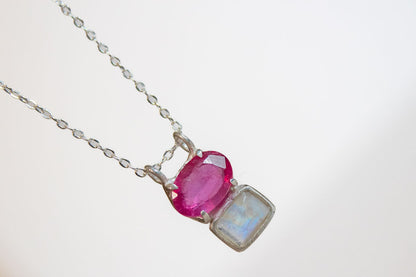 Selva. Collar de plata .925 con rubí y piedra luna